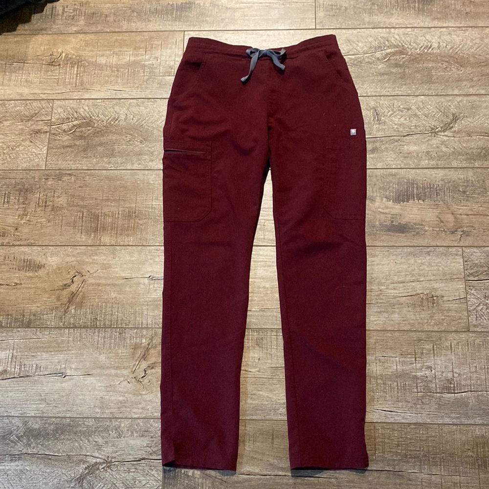 XS Burgundy Figs Yola Skinny scrub pants
